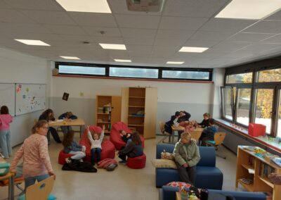 Kinder im Förderraum beim gemeinsamen Lernen