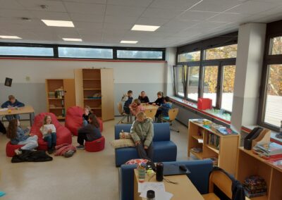 Kinder im Förderraum beim gemeinsamen Lernen